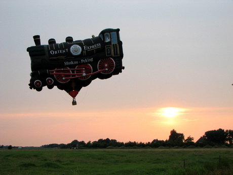 luchtballon bij zonsondergang