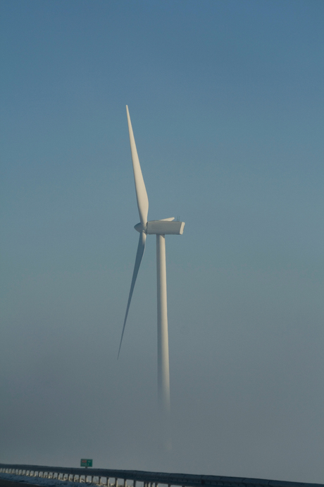 windturbine in de mist