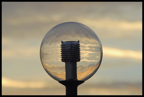 Straatlantaarn tijdens zonsondergang