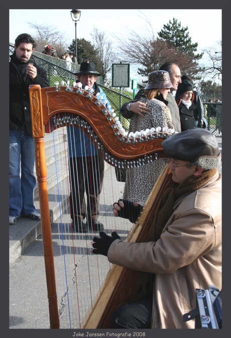 Man spelend op een harp in Parijs