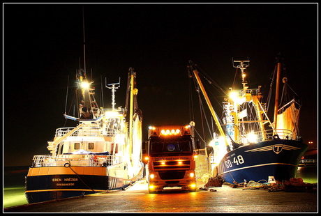 vrachtwagen tussen de boten