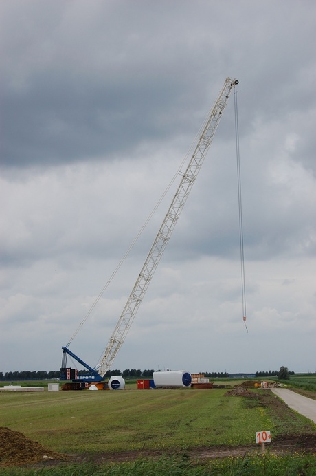 Hijskraan bij windmolen