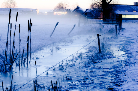 Mist over half bevroren sloot