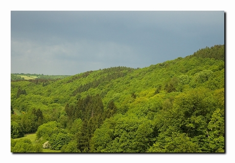 Donkere wolken boven Ardennen