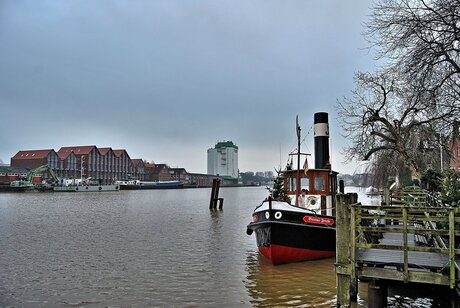 Bootje met kerstboom.