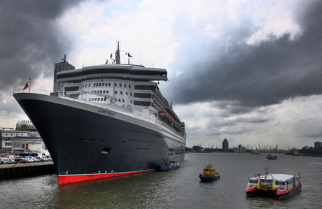 Queen mary 2 in rotterdam