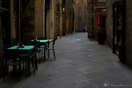 Verlaten steegje in Perugia, Italië