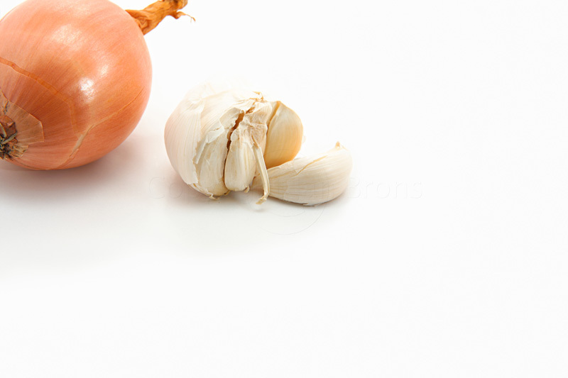 Ui en knoflook - Ik had zin om eens een keer iets met een simpele opzet te fotograferen.

Dus maar met een ui en knoflook begonnen. Een externe flitser, tafel met w - foto door bronsj op 24-09-2009 - deze foto bevat: macro, wit, ui, flits, studio, knoflook