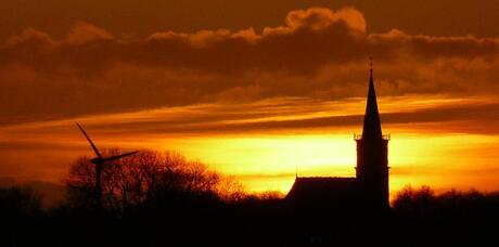 kerk in avond zon