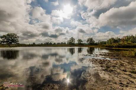 Weerspiegeling van de wolken en de zon