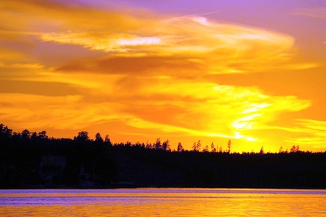 Zonsondergang vanaf het water in Zweden