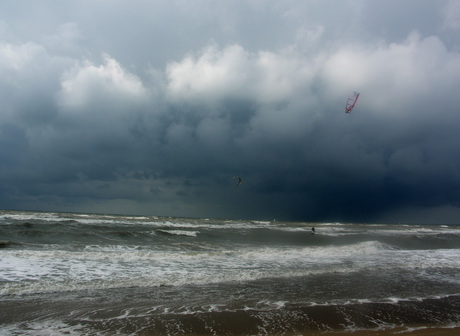 Donkere wolken pakken zich samen