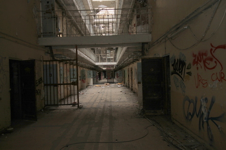 de gangen in een gevangenis