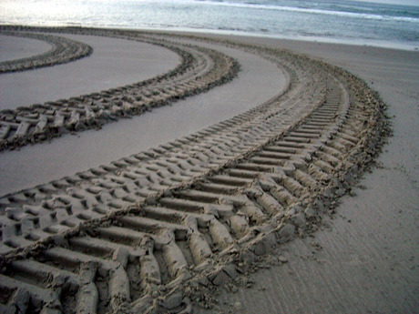 bandensporen in het zand