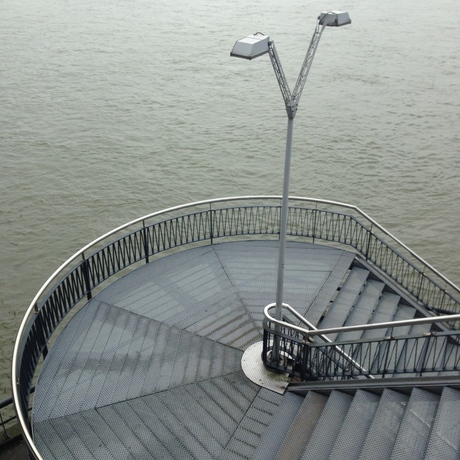 Grijze, natte zomerdag aan de Waal in Nijmegen