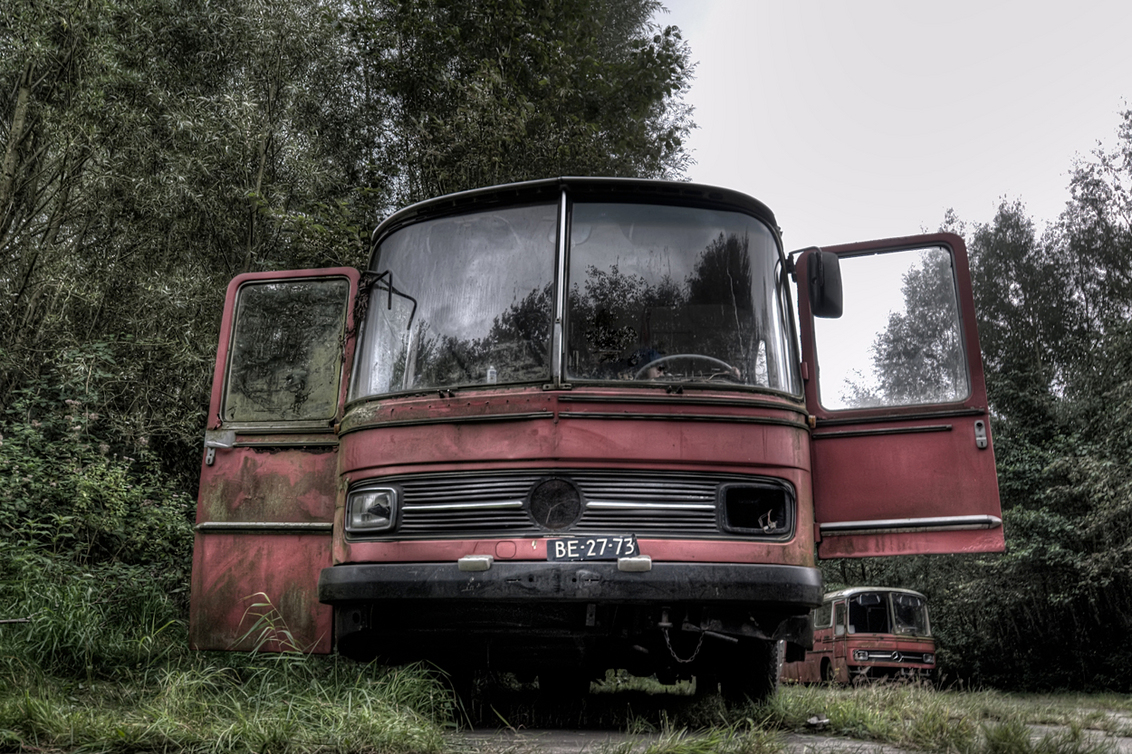 heerlijk, nooit meer in de file - bus op het opgeheven vliegveld van Enschede - foto door westerweel op 27-04-2015 - deze foto bevat: vervoer, verlaten, hdr, verval, einde van de rit