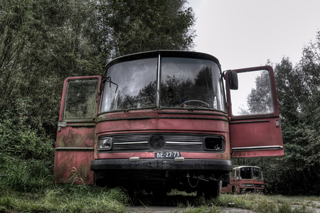 heerlijk, nooit meer in de file - bus op het opgeheven vliegveld van Enschede - foto door westerweel op 27-04-2015 - deze foto bevat: vervoer, verlaten, hdr, verval, einde van de rit