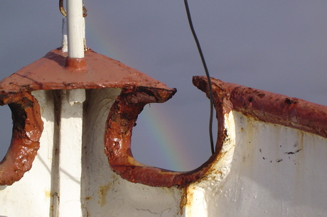 regenboog op boot