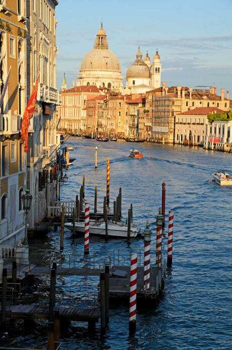 Uitzicht vanaf Ponte dell'Accademia in Venetie