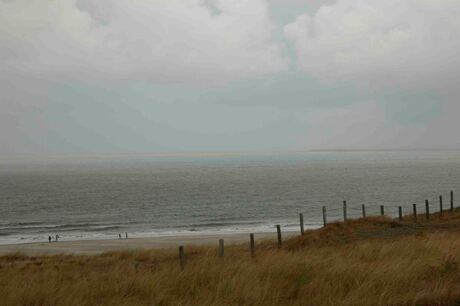 Texel met heel in de verte Vlieland