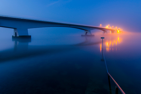 Mistige blue hour van de Zeelandbrug