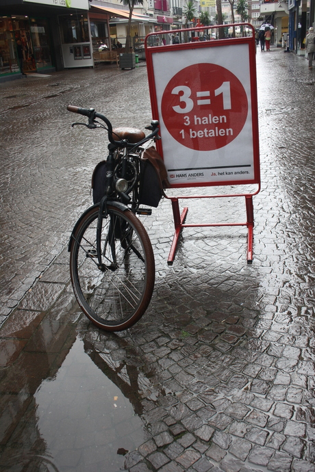 Eenzame fiets, Oostende, Belgie.JPG