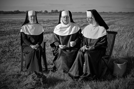 Nonnen in het veld
