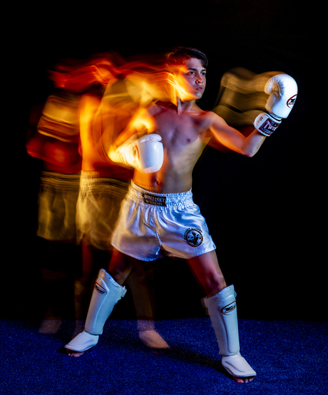 Kickbox shoot in het donker met gekleurde lichten