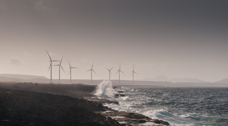 Windmolens in onwerkelijk landschap
