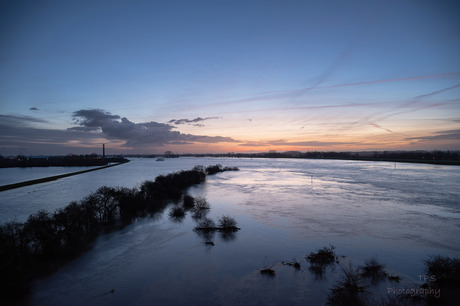 blauwe uur bij de Nederrijn