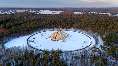 Pyramide tijdens zonsondergang.