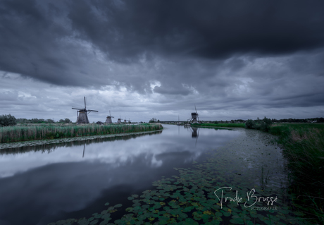 Dreigende wolken bij Kinderdijk 