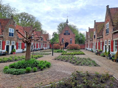 20250425 104850 Naaldwijk H Geest hofje met Kapelletje  25 april 2025  