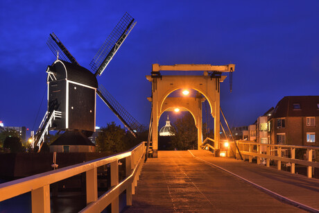 Rembrandtbrug en molen De Put bij avond. 