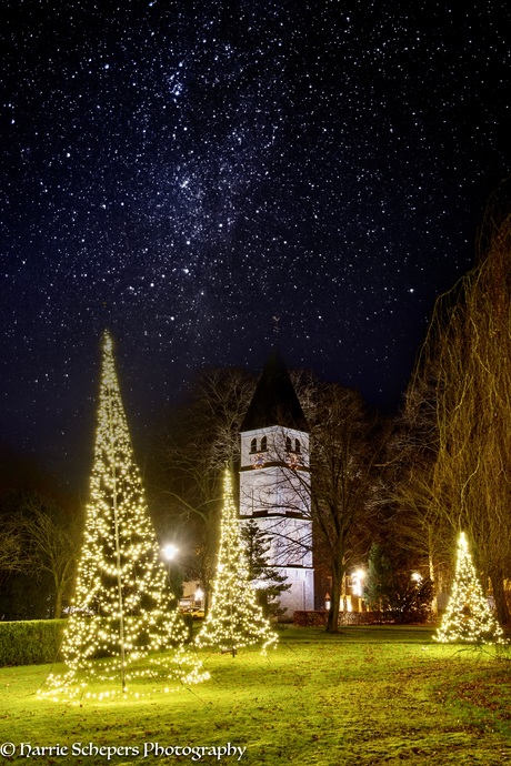 Oude kerktoren bij nacht