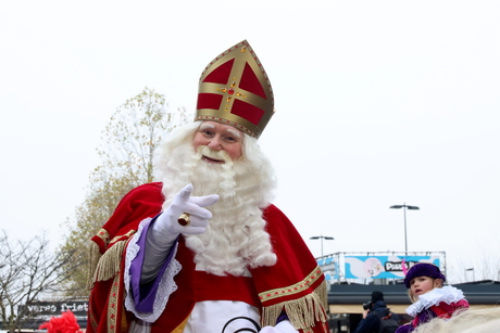 Sinterklaas bezoekt Almere Buiten