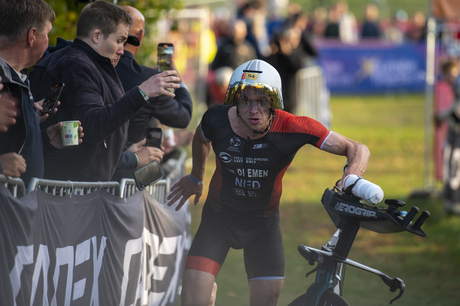 Triatleet onderuit door toeschouwer