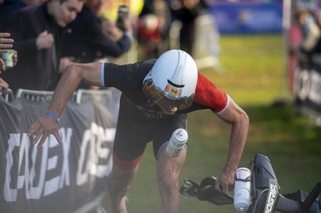 Triatleet onderuit door toeschouwer 