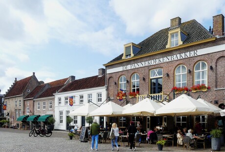 P1260399  Heusden   Marktplein  Pannekoekenbakker  26 aug 2024  