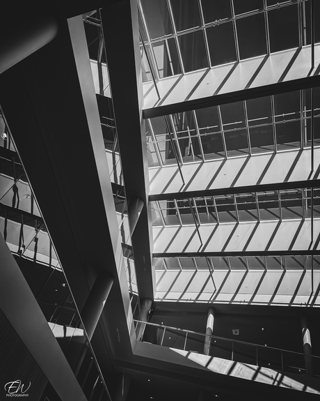 Licht dat door staal snijdt—architectuur die bijna voelt als een ademhaling.