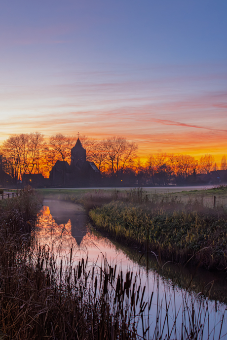 kerkje in de avond