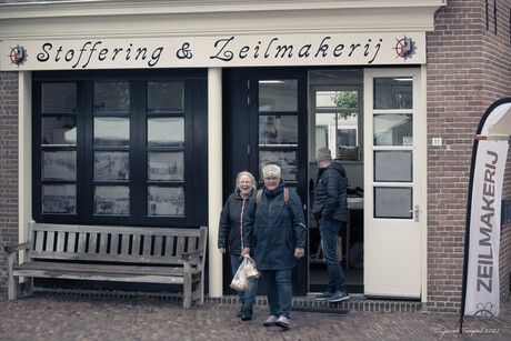 Lachend de winkel uit.......