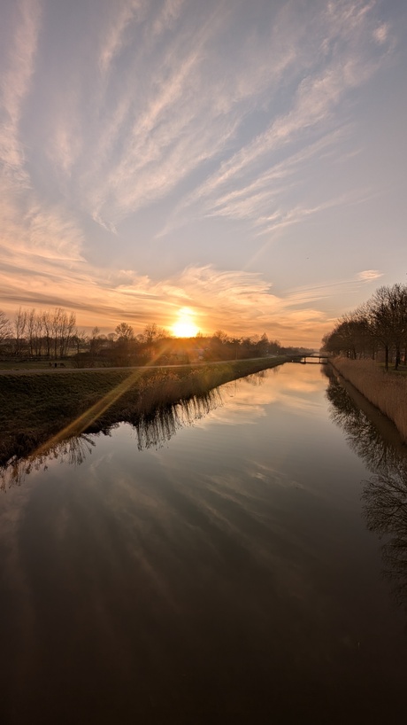 Zonsondergang.. eind zomer en kleuren die je laten stilstaan