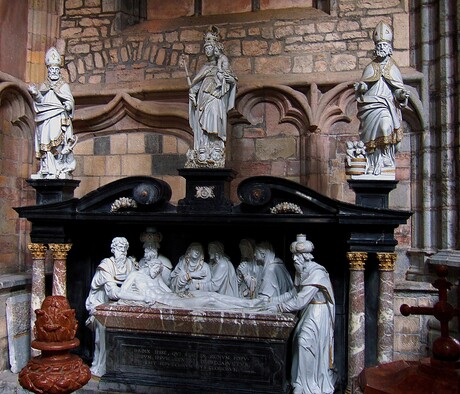 Graf in St Hubertus basiliek