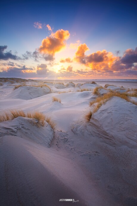 Zonsondergang boven Noordzeestrand.