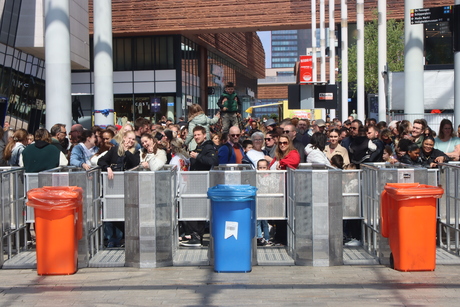 Wachtende feestgangers