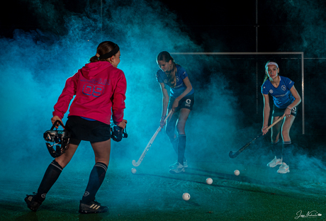 Fotoshoot hockeymeiden met rook en gekleurde lichten 