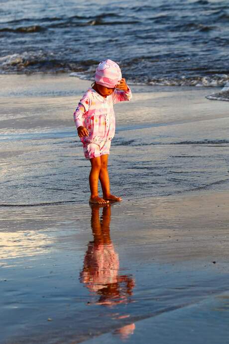 Kind bekijkt haar eigen reflectie 