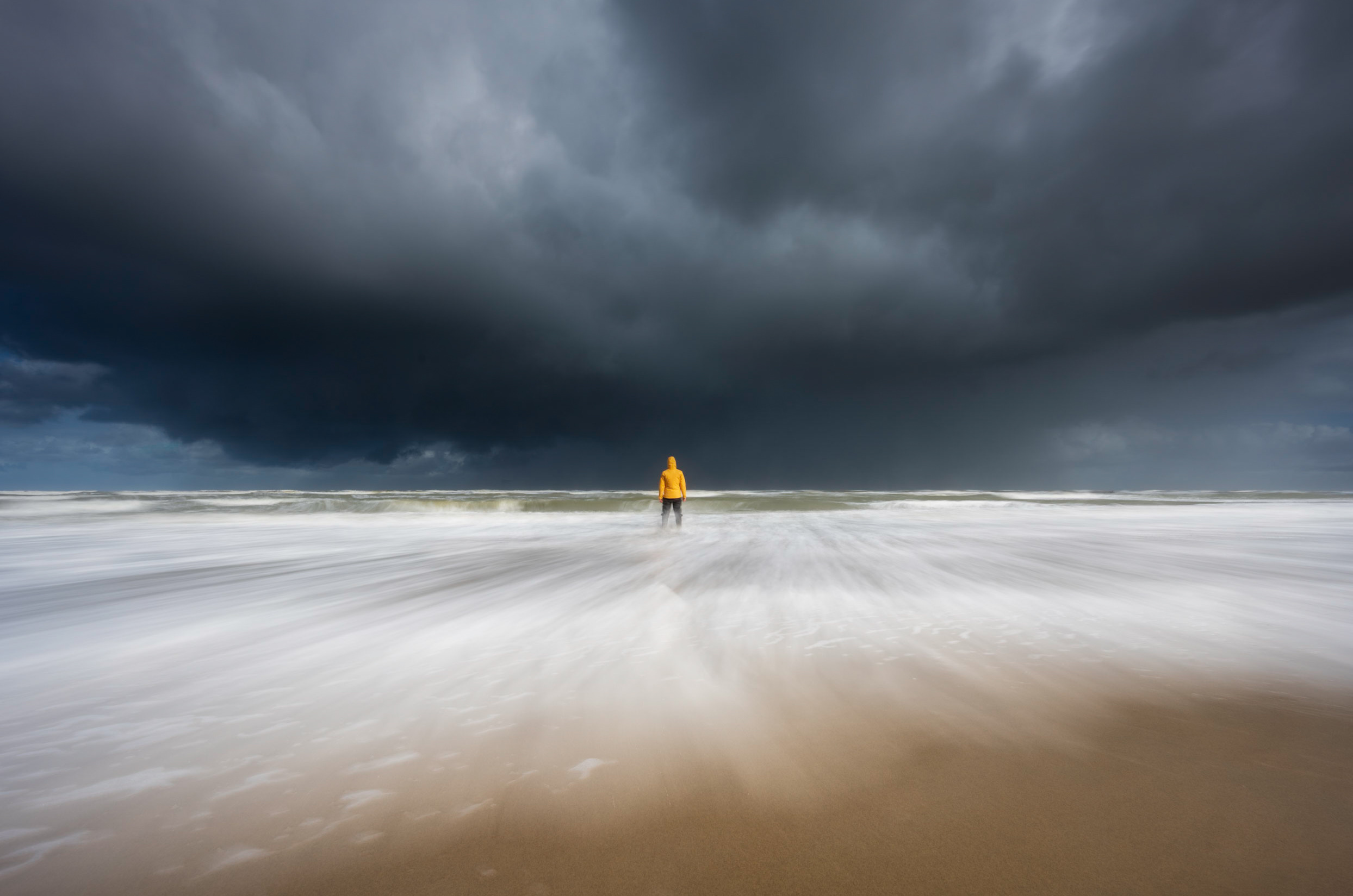 Let's go! - Het herfstachtige weer getrotseerd op het strand. Dat blijft toch mijn favoriete plek met dit soort omstandigheden.  - foto door EllenvandenDoel op 18-09-2022 - locatie: 3253 Ouddorp, Nederland - deze foto bevat: strand, herfst, regen, bui, zee, kust, persoon, mens, verhouding, perspectief, long exposure, lange sluitertijd, wolken, ellen van den doel, nikon, groothoek, filters, nederland, ouddorp, nikon corporation, nikon z 7, nikkor z 14-30mm f/4 s, iso 40, diafragma ƒ/13, sluitertijd 1s, brandpuntafstand 14mm, wolk, lucht, water, asfalt, boom, cumulus, landschap, schemering, geologisch fenomeen, wind