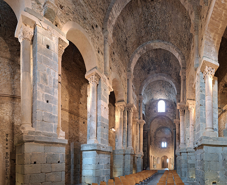2504040892  vroeg romaanse kloosterkerk 